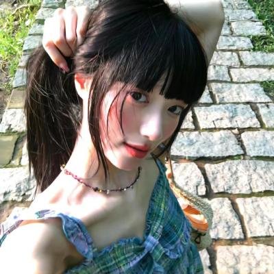 给小酒馆女子喝高杯酒